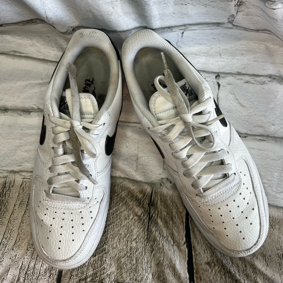 Nike Air Force one Mens 8 great condition! Low top white with black swoosh - Picture 4 of 8